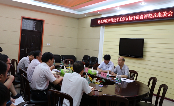 检查验收组与公司党政领导及教师代表座谈.jpg 检查验收组与公司党政领导及教师代表座谈.jpg