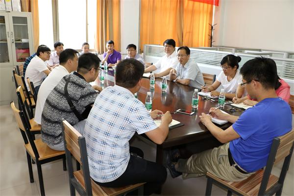 董事长助理孟钟剑与威廉希尔WilliamHill教师代表亲切座谈.JPG 董事长助理孟钟剑与威廉希尔WilliamHill教师代表亲切座谈.JPG